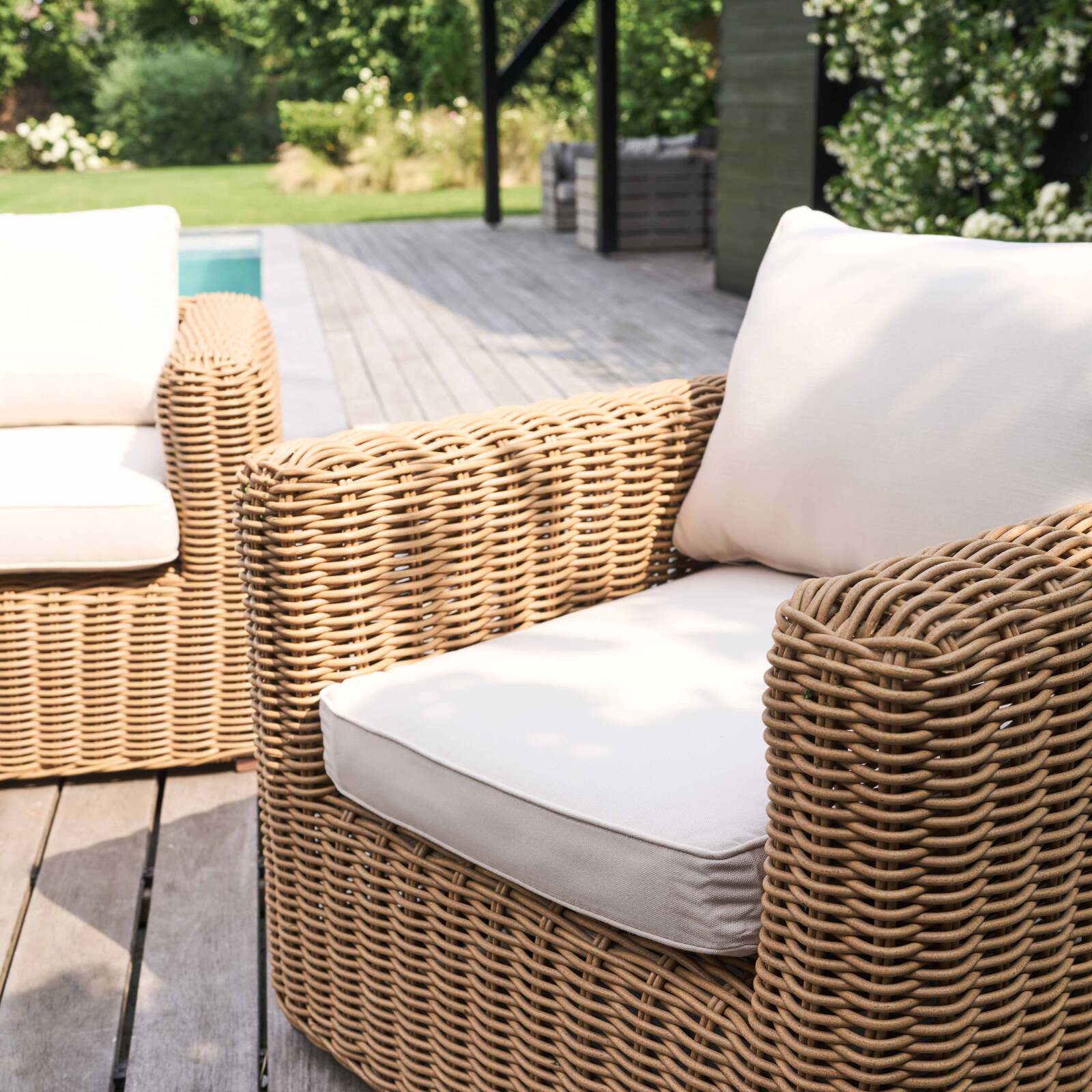 Salon de jardin bas 7 places en résine tressée