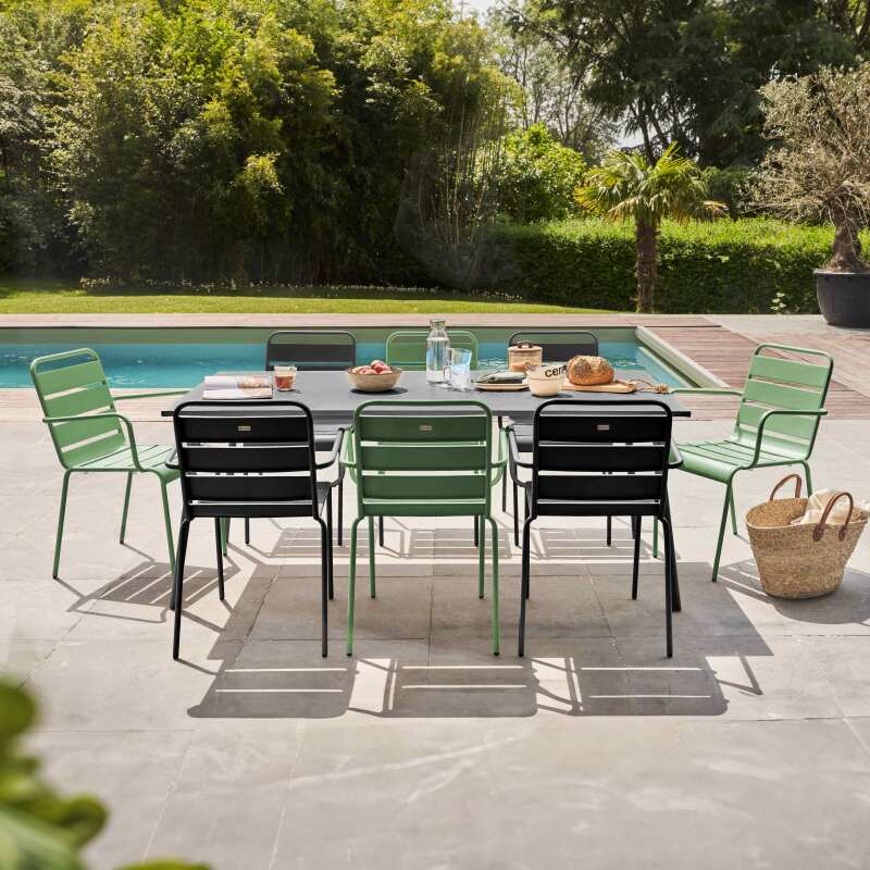 Table de jardin rectangulaire 180 x 90 cm et 8 chaises dépareillés avec accoudoirs en acier