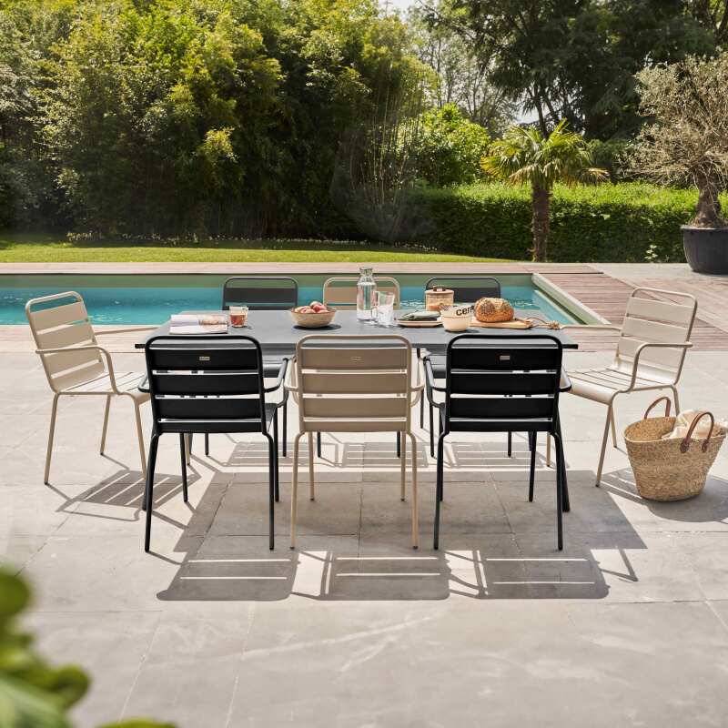 Table de jardin rectangulaire 180 x 90 cm et 8 chaises dépareillés avec accoudoirs en acier