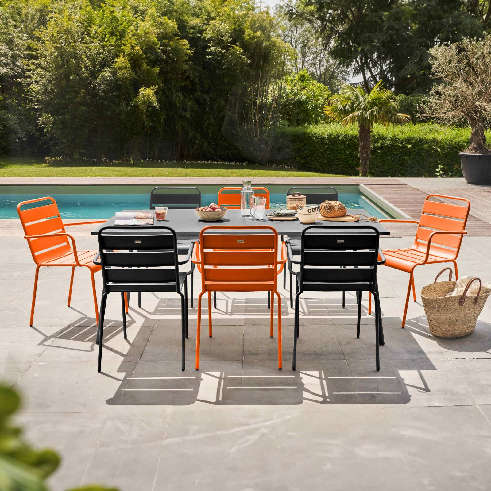 Table de jardin rectangulaire 180 x 90 cm et 8 chaises dépareillés avec accoudoirs en acier
