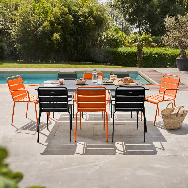 Table de jardin rectangulaire 180 x 90 cm et 8 chaises dépareillés avec accoudoirs en acier