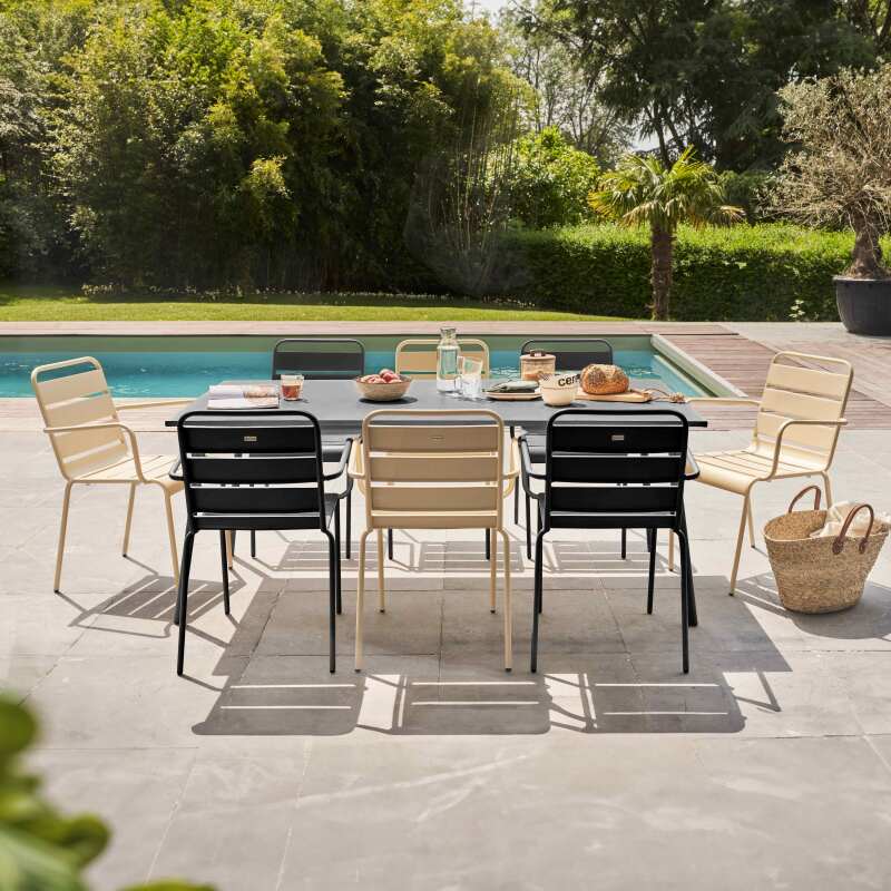 Table de jardin rectangulaire 180 x 90 cm et 8 chaises dépareillés avec accoudoirs en acier