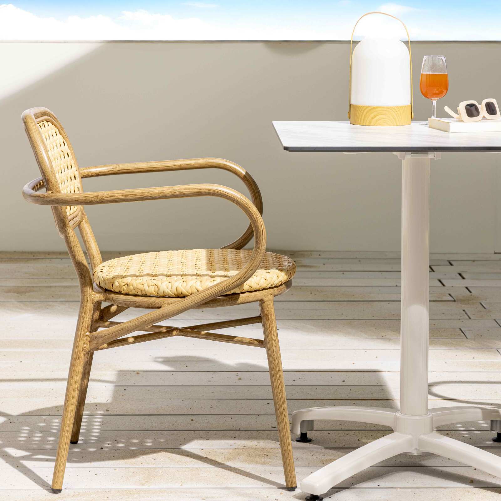 Chaise de jardin en aluminium et rotin synthétique avec accoudoirs