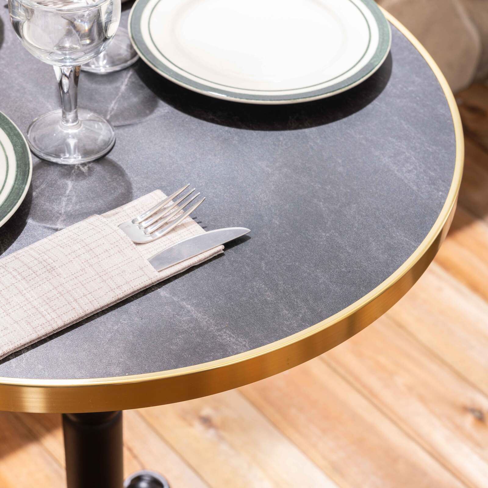 Table de terrasse en contreplaqué stratifié avec bord en aluminium ⌀60 cm et 2 chaises style bistrot parisien