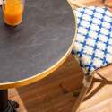 Table de terrasse en contreplaqué stratifié avec bord en aluminium ⌀60 cm et 2 chaises style bistrot parisien