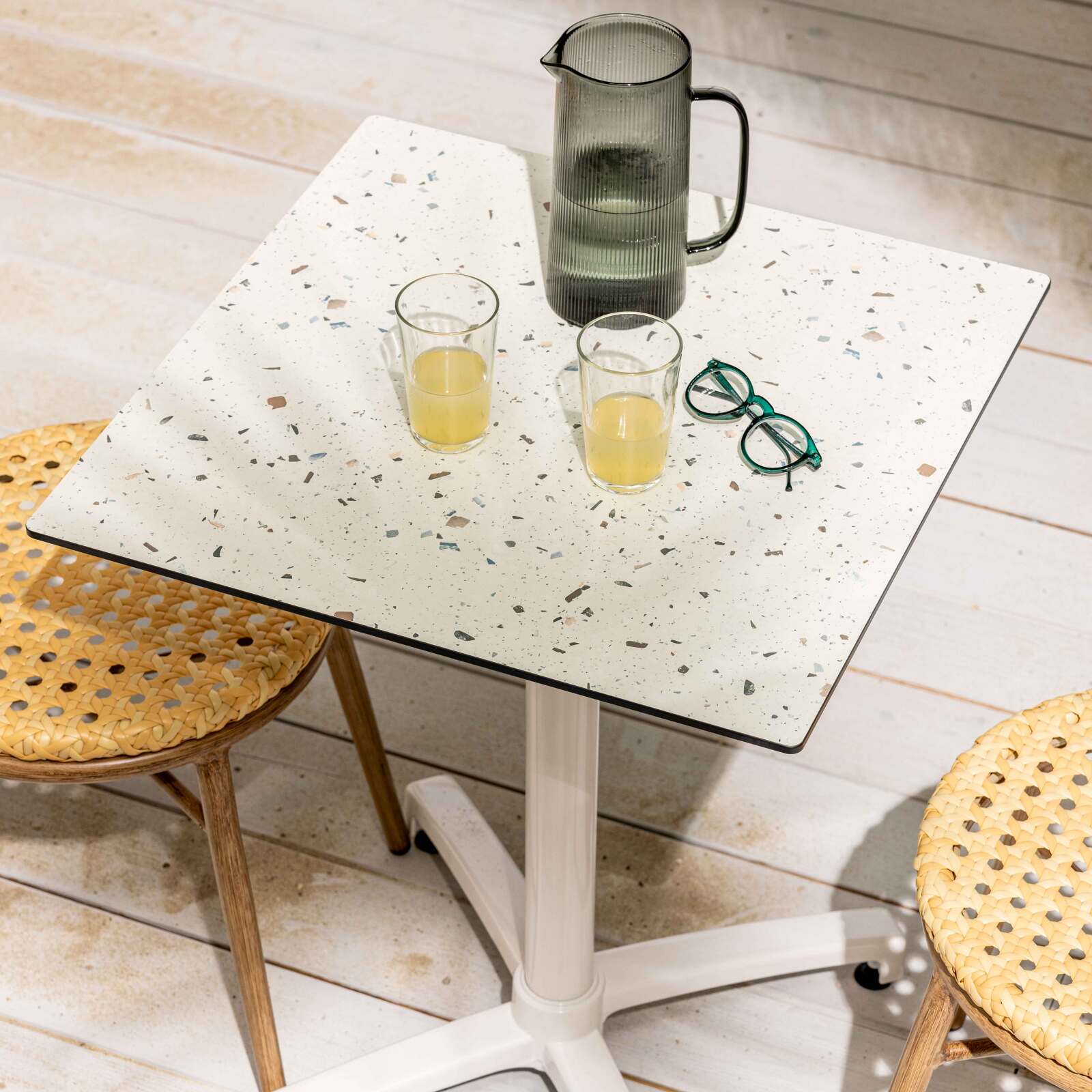 Table de jardin carrée 60 x 60 cm avec pied blanc inclinable en HPL