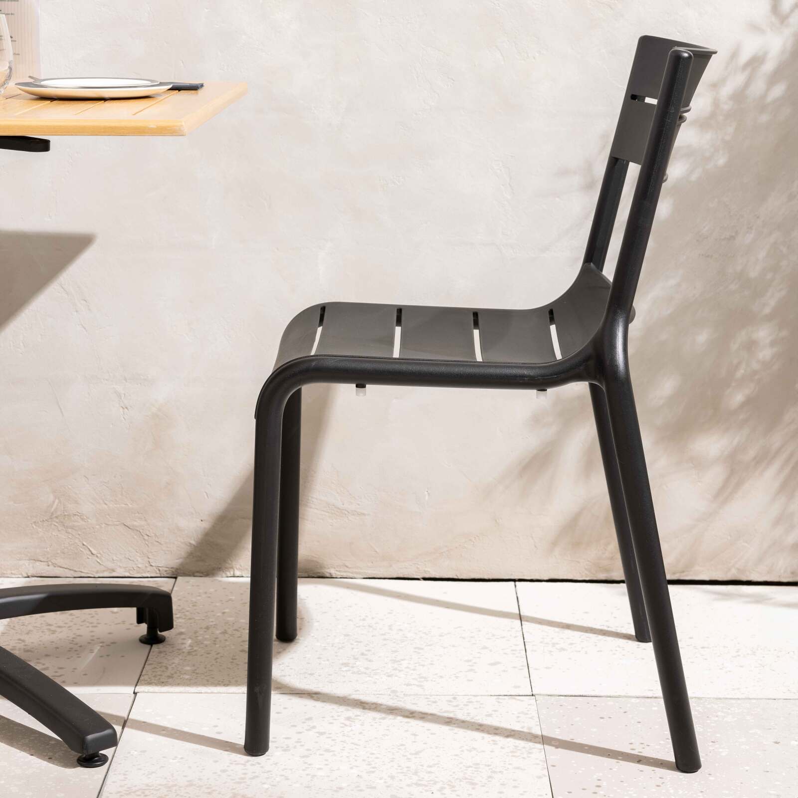 Chaise de jardin ajourée en plastique