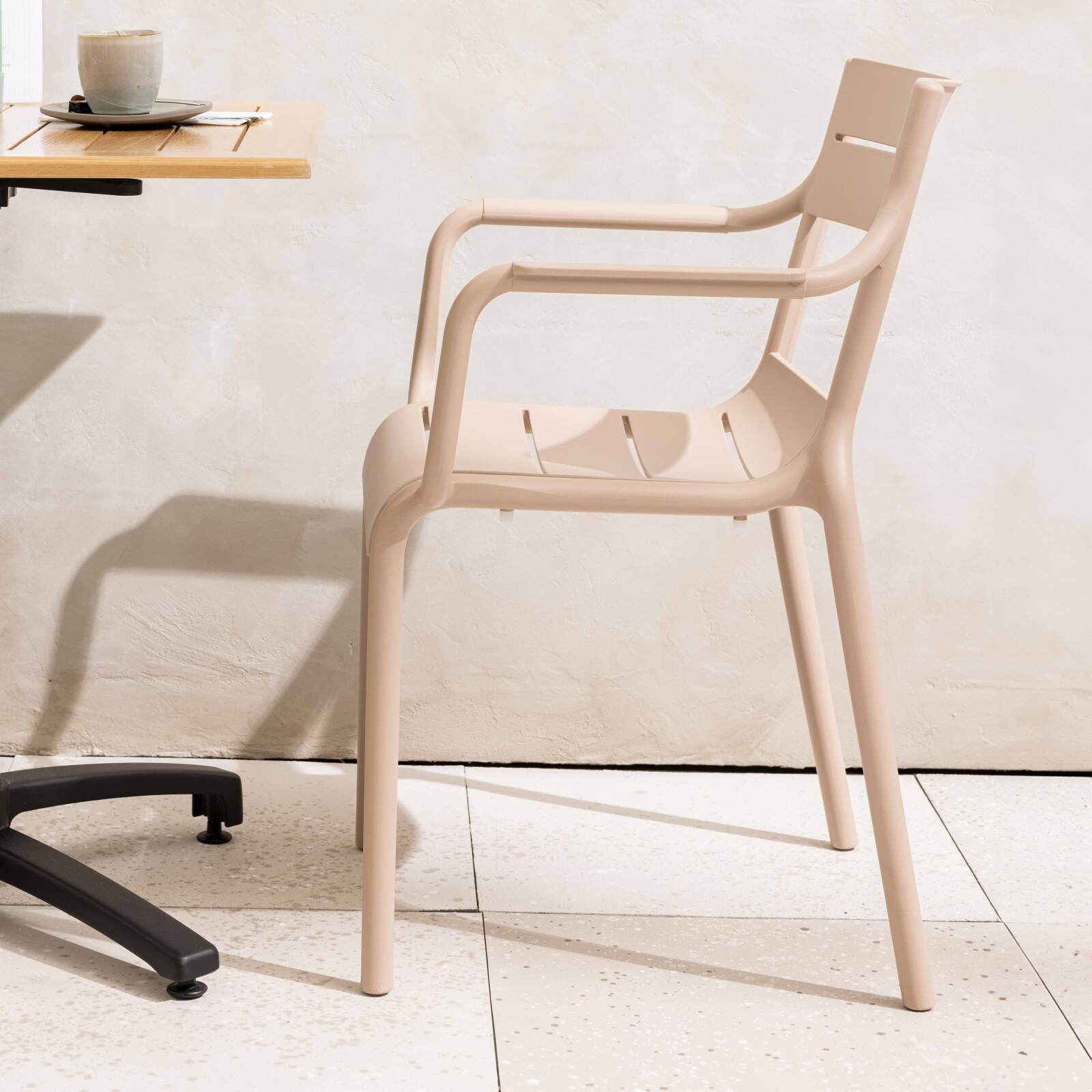 Chaise de jardin en plastique avec accoudoirs