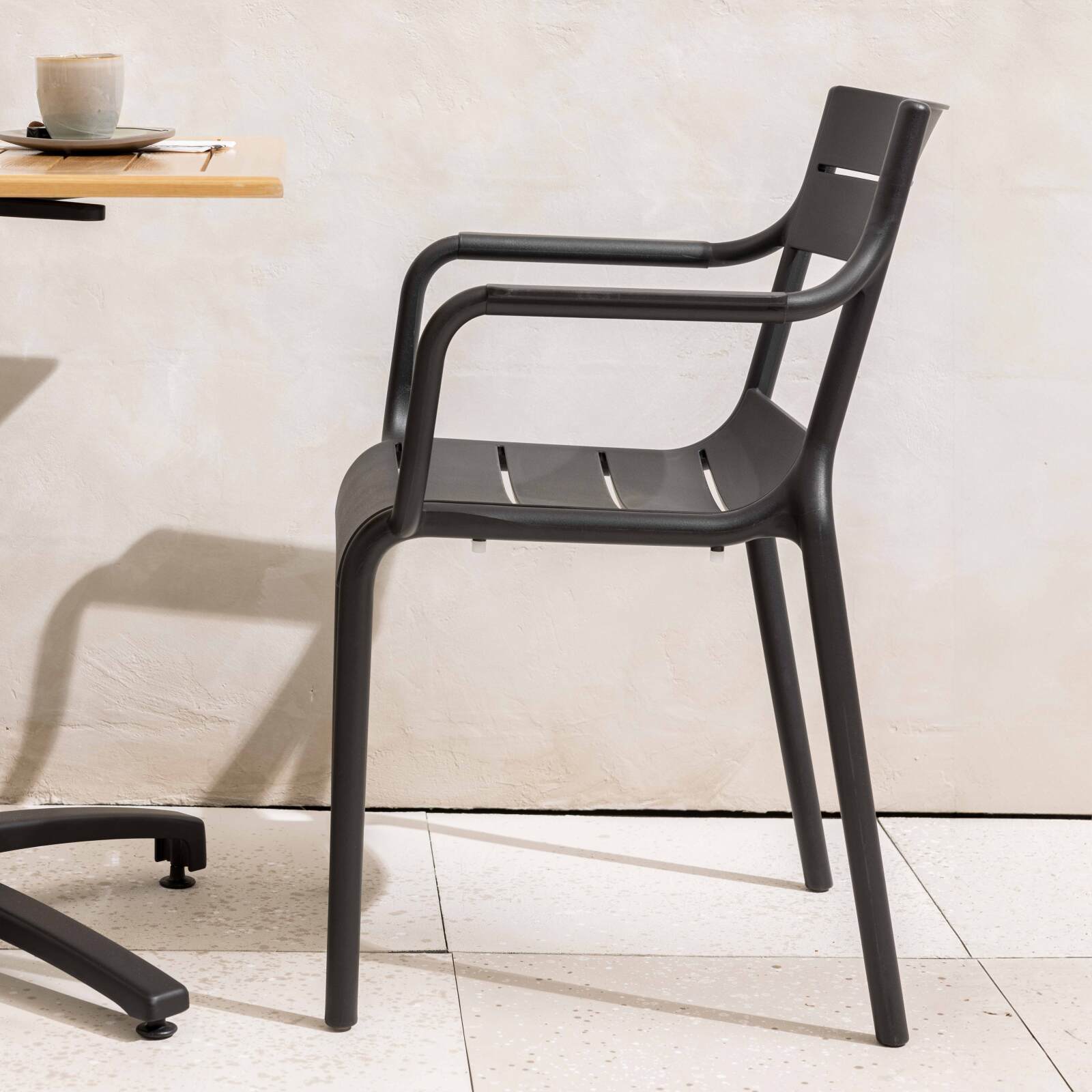 Chaise de jardin en plastique avec accoudoirs