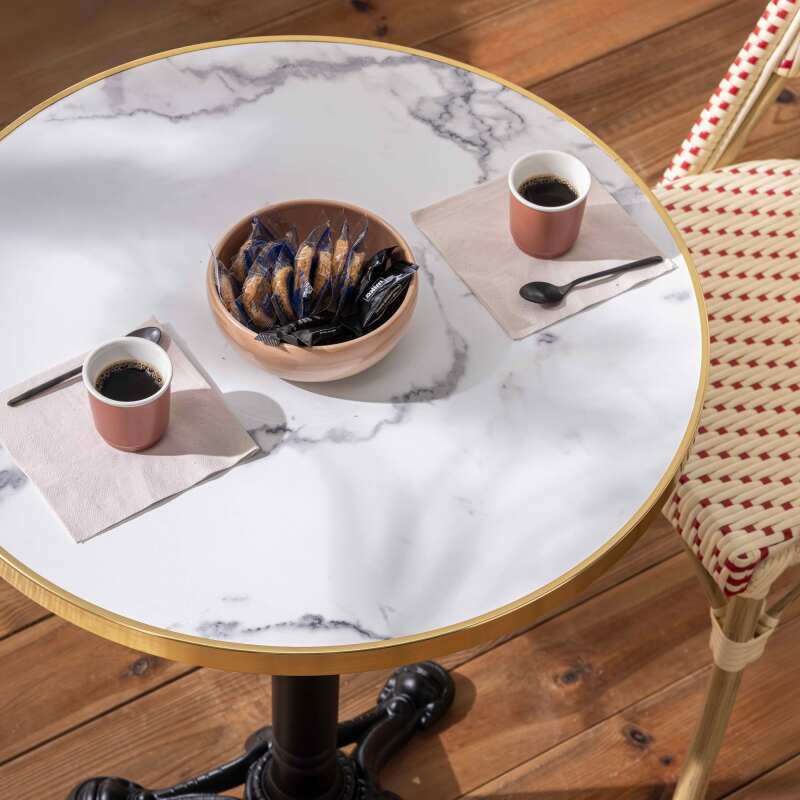 Table de terrasse ⌀60 cm inclinable stratifiée et 2 chaises style bistrot en aluminium et rotin synthétique