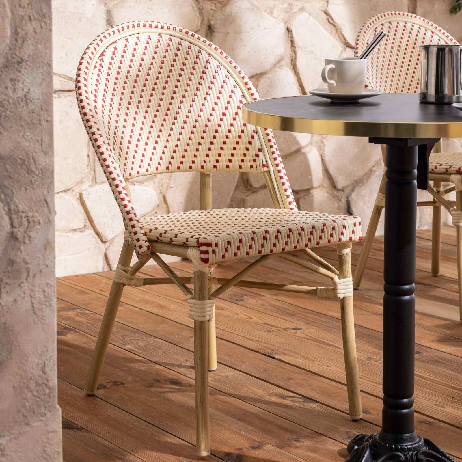 Table de terrasse ⌀60 cm inclinable stratifiée et 2 chaises style bistrot en aluminium et rotin synthétique