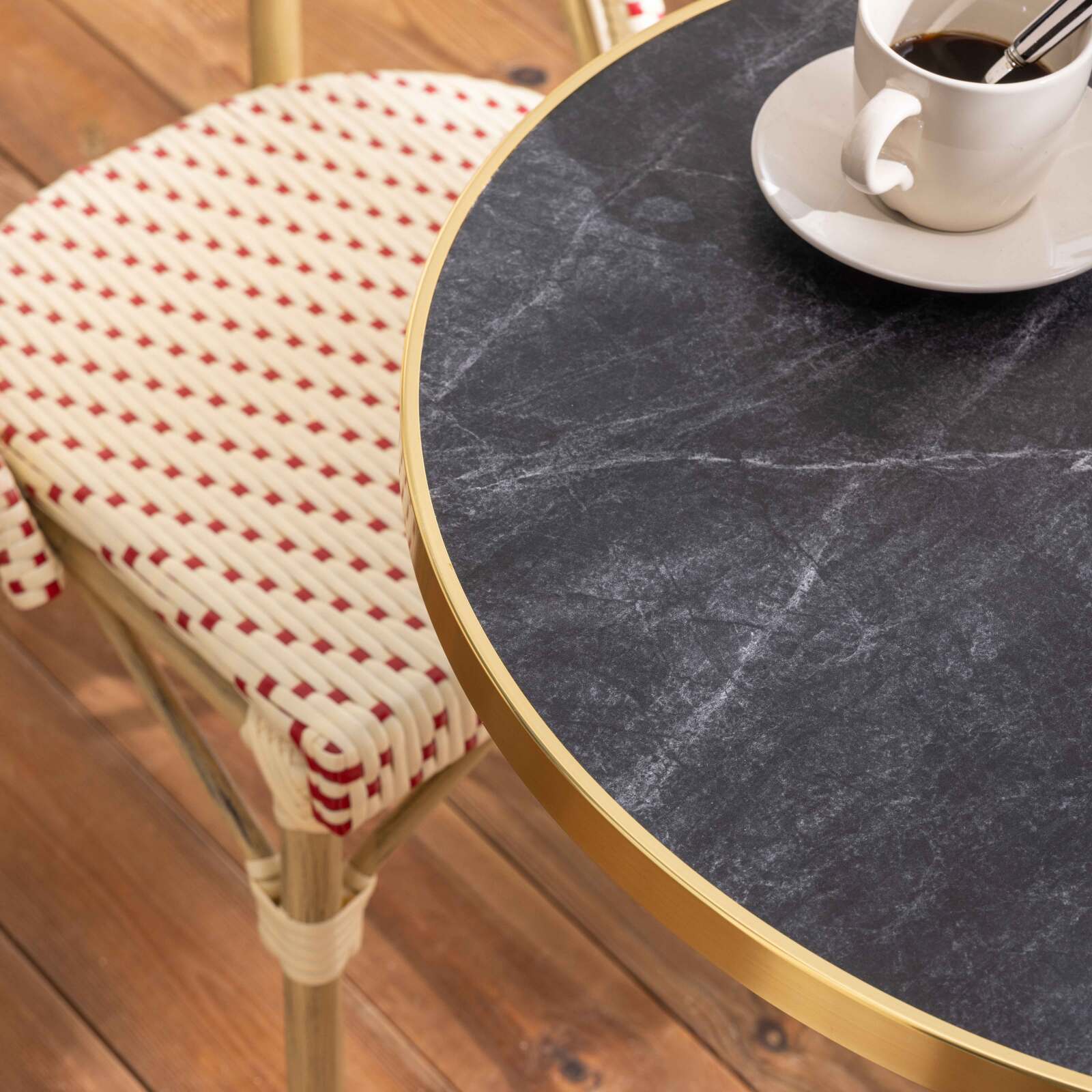 Table de terrasse ⌀60 cm inclinable stratifiée et 2 chaises style bistrot en aluminium et rotin synthétique