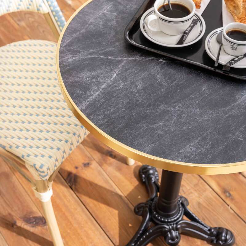 Table de terrasse ⌀60 cm inclinable stratifiée et 2 chaises style bistrot en aluminium et rotin synthétique (2/8)