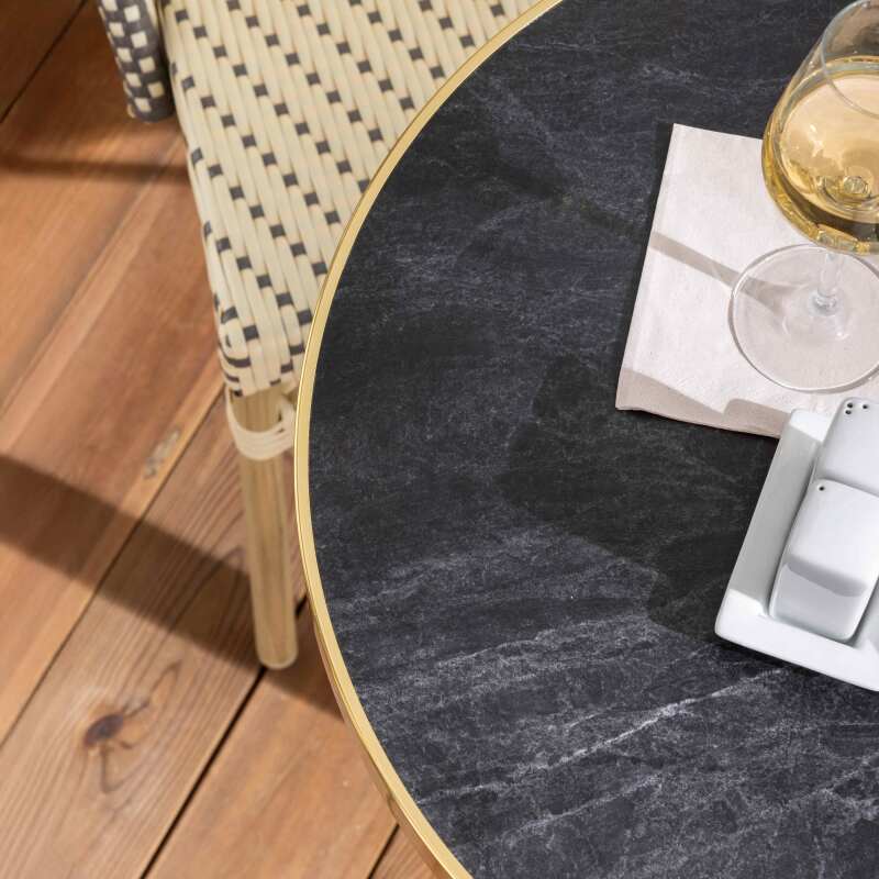 Table de terrasse ⌀60 cm inclinable stratifiée et 2 chaises style bistrot en aluminium et rotin synthétique (2/9)