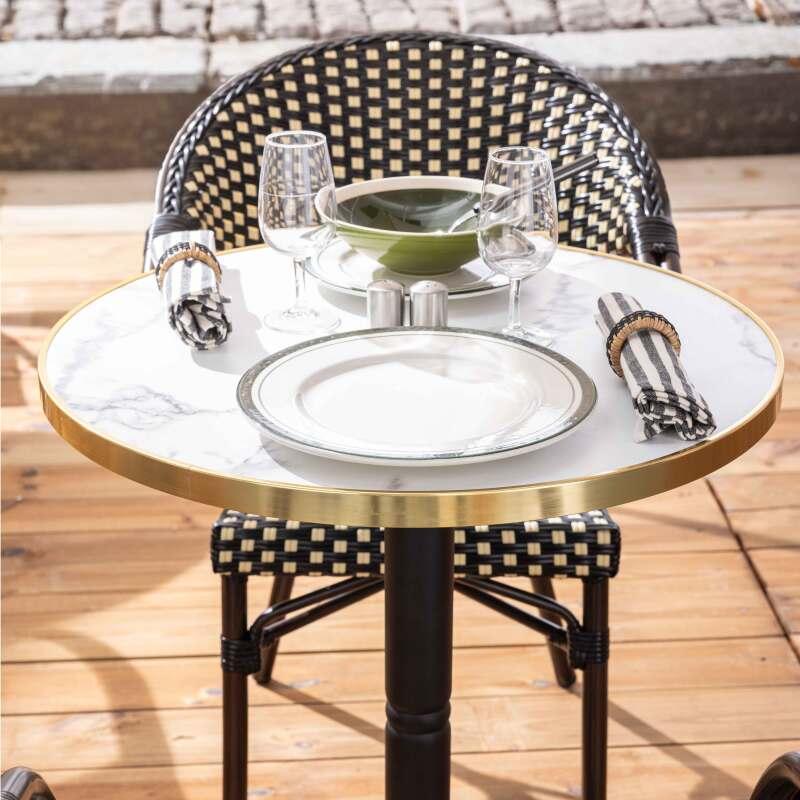 Table de terrasse ⌀60 cm inclinable stratifiée et 2 chaises bistrot en aluminium et rotin synthétique