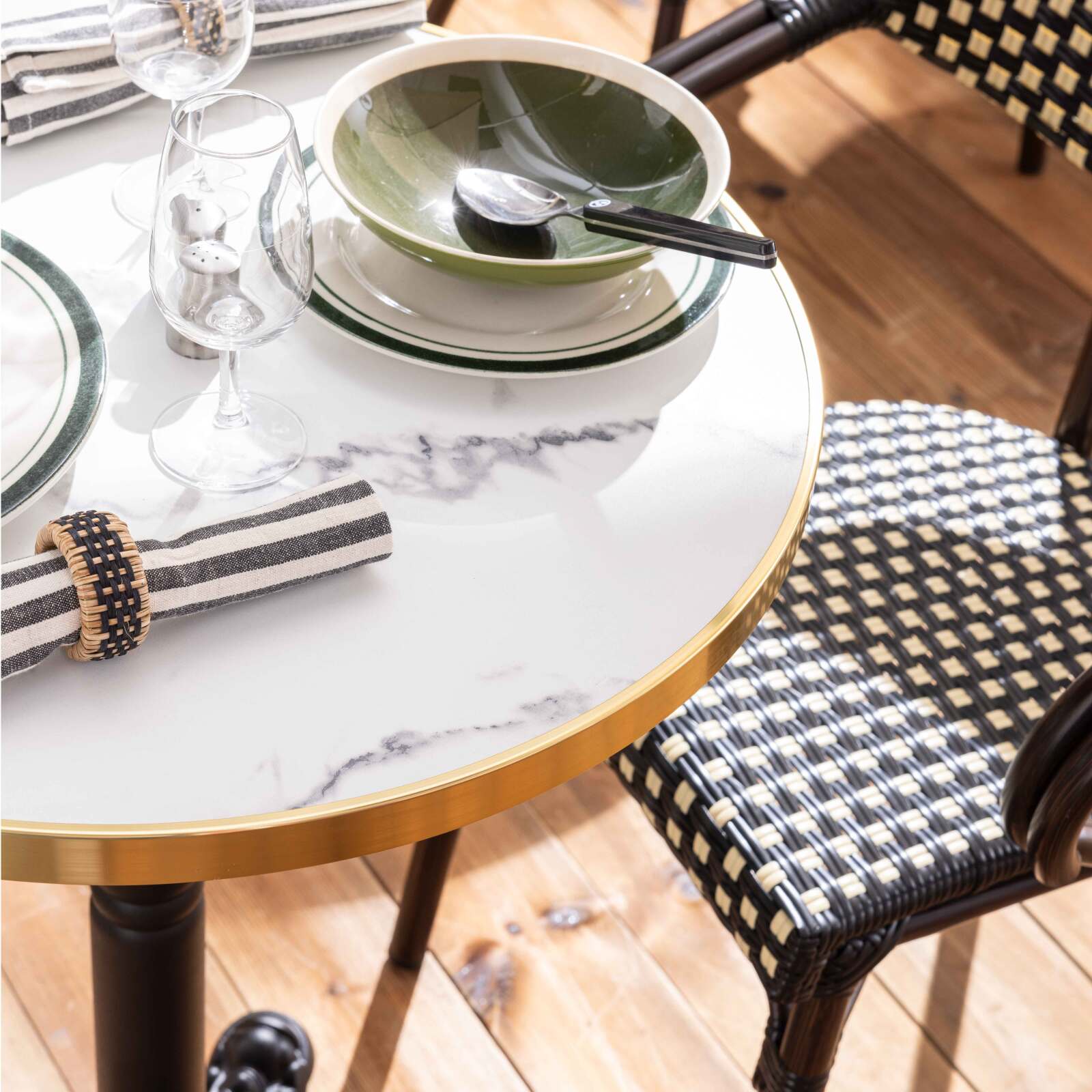 Table de terrasse ⌀60 cm inclinable stratifiée et 2 chaises bistrot en aluminium et rotin synthétique