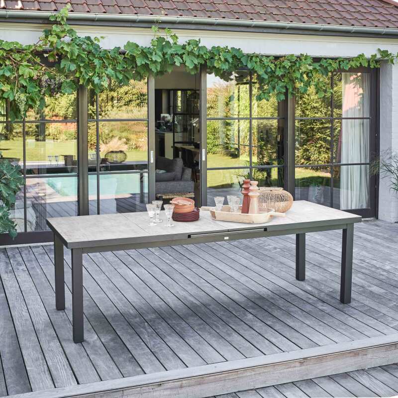 Table de jardin extensible en aluminium et DPC 12 à 14 personnes 256/320x100 cm - Ambiance (3/7)