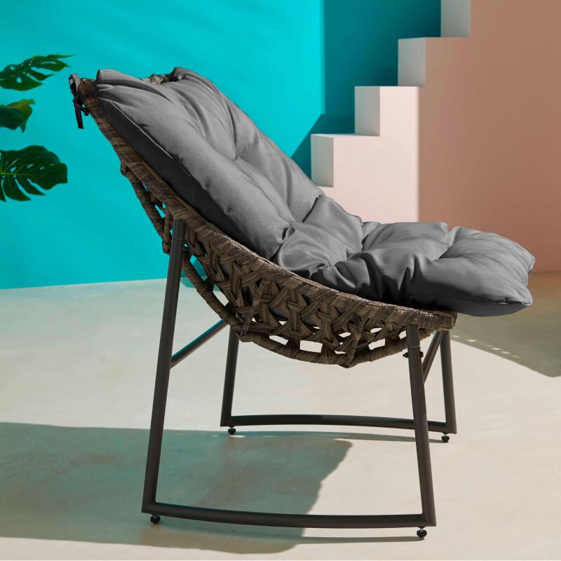 Salon de jardin 4 places en résine avec un canapé, 2 fauteuils et une table basse