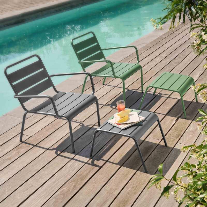 Fauteuils de jardin bas en métal et repose-pieds dépareillés - Lot de 2 - Ambiance