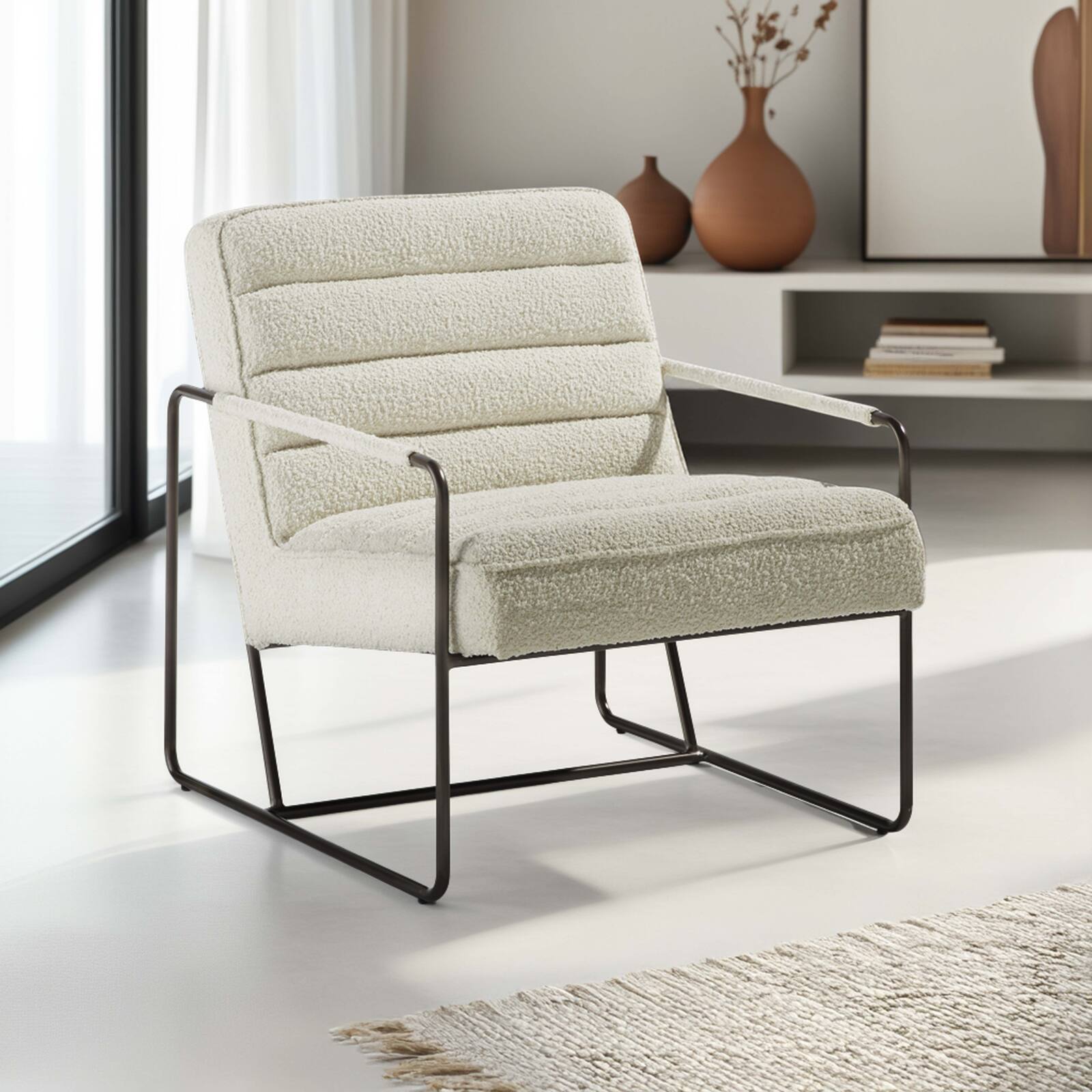 Fauteuil capitonné en tissu bouclette et bois d'eucalyptus FSC®
