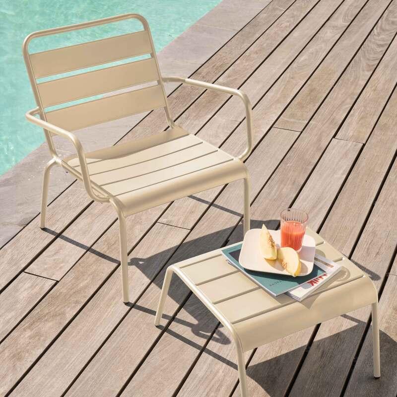 Fauteuil de jardin bas en métal et repose-pieds - Ambiance
