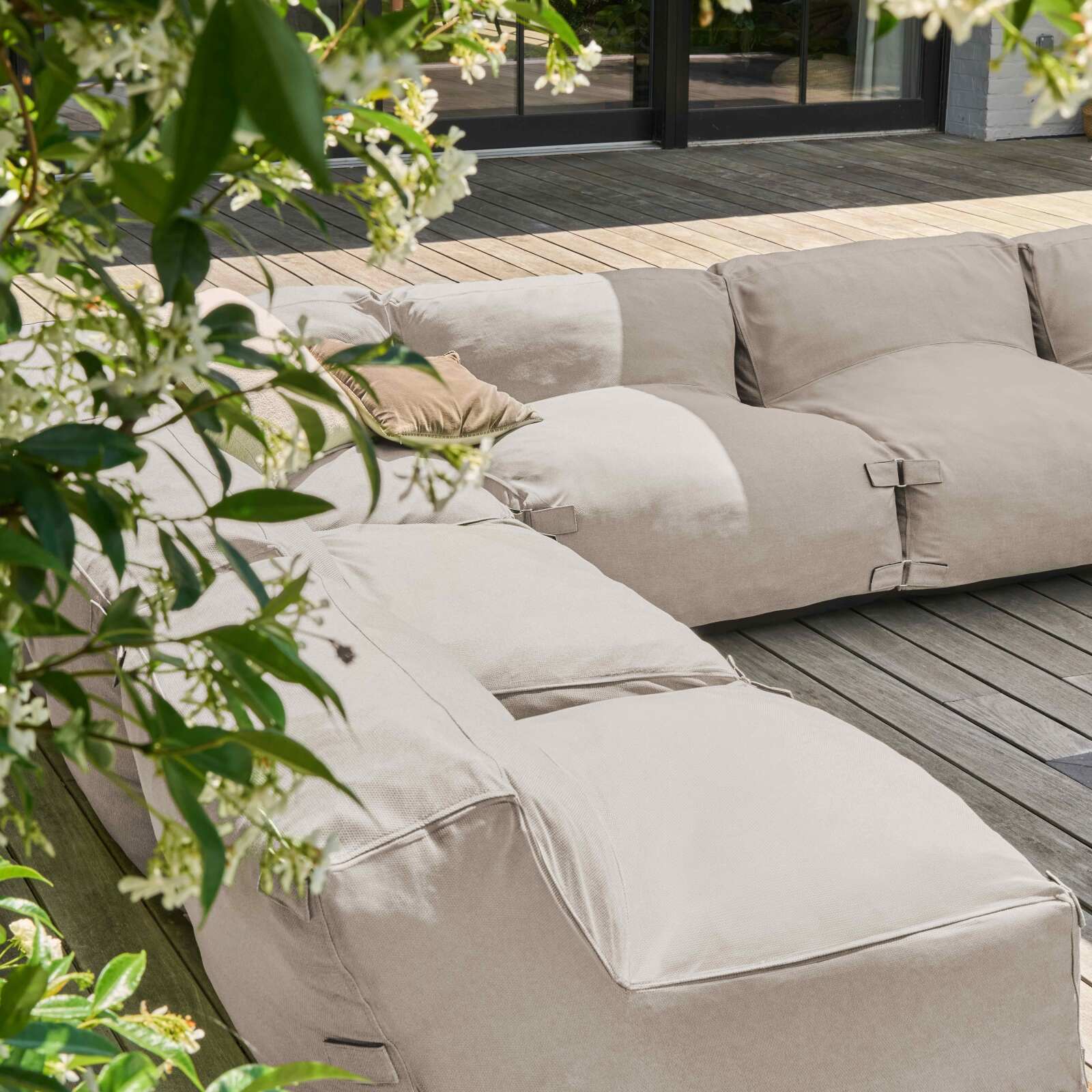 Salon de jardin modulable avec 5 chauffeuses, 2 fauteuils d'angle et 1 pouf