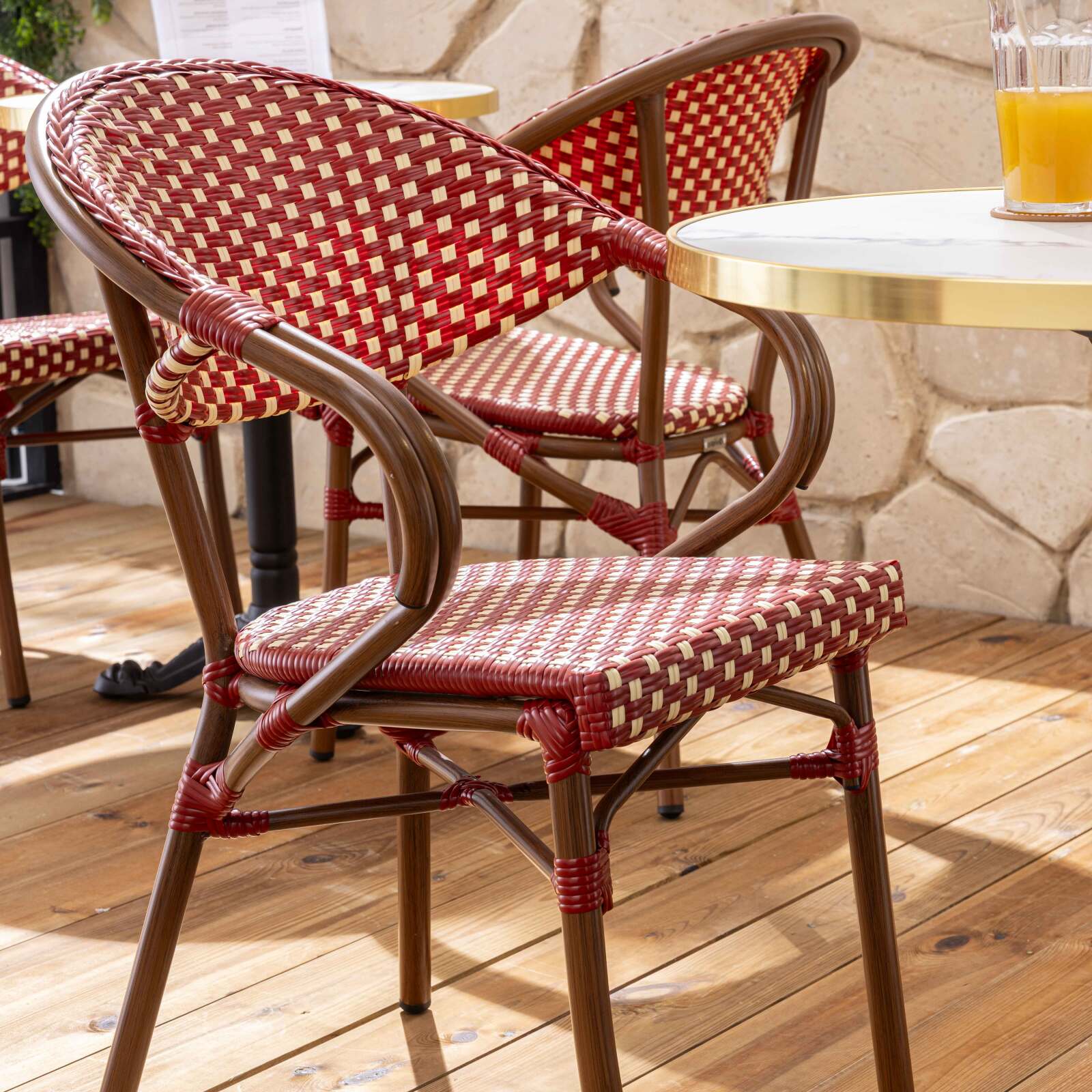 Chaise de jardin style bistrot parisien en aluminium et rotin synthétique avec accoudoirs