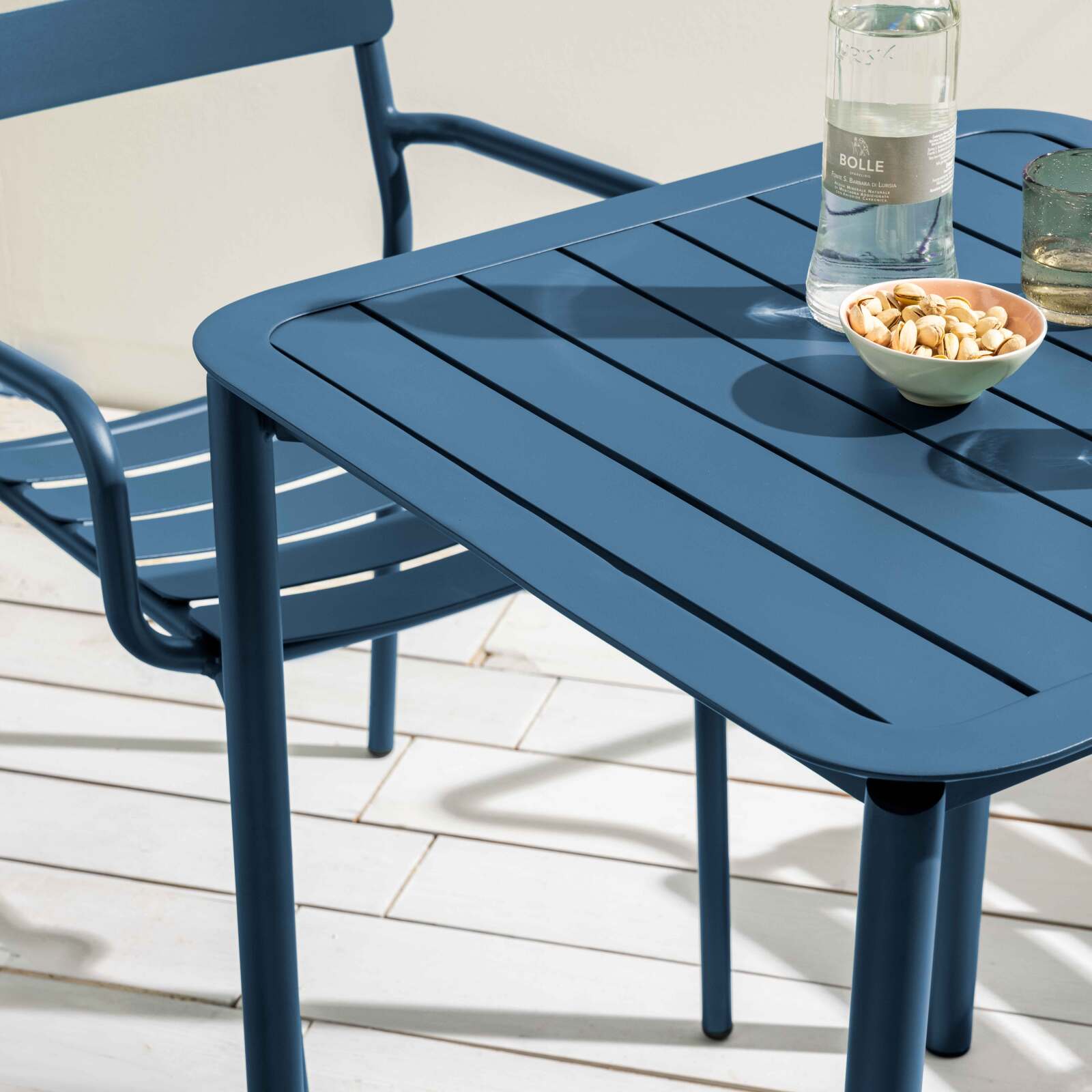 Table de terrasse carrée 70 x 70 cm et 2 chaises avec accoudoirs en aluminium