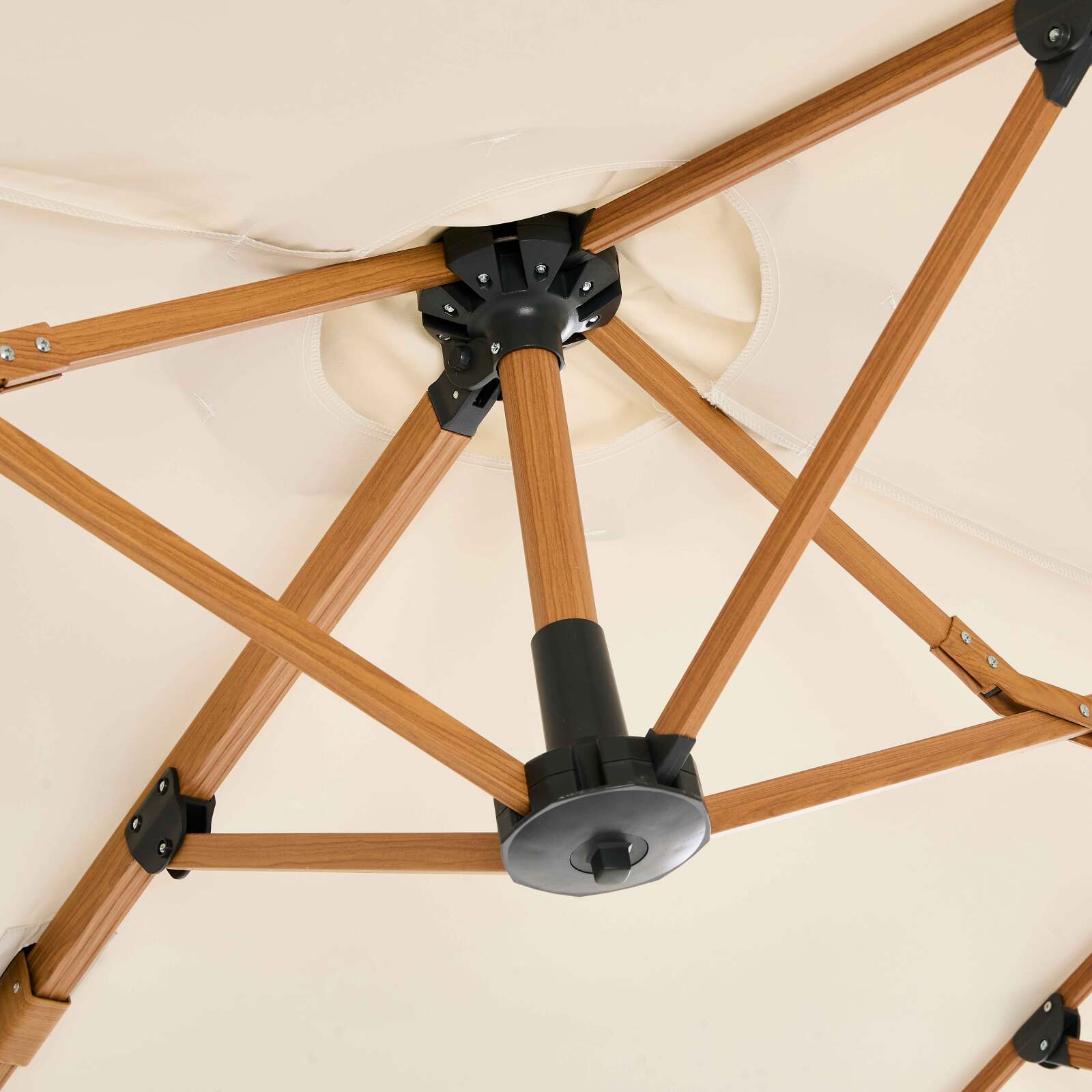 Parasol déporté 3 têtes (4,5 x 2,65 m) avec mât rotatif 360° effet bois et housse de protection