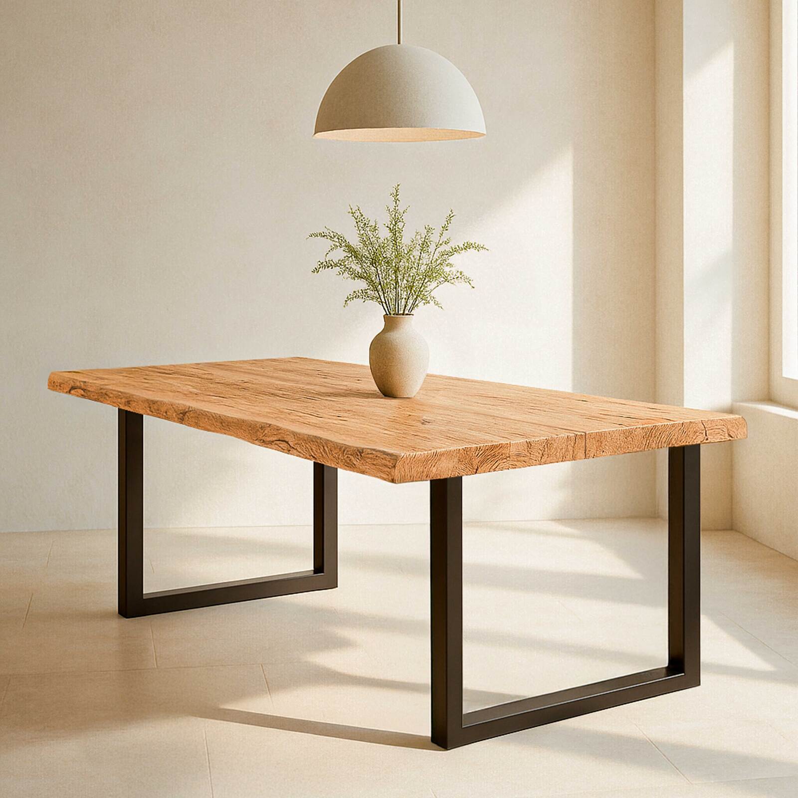 Table à manger rectangulaire en chêne FSC® avec bords irréguliers et pieds en forme de U