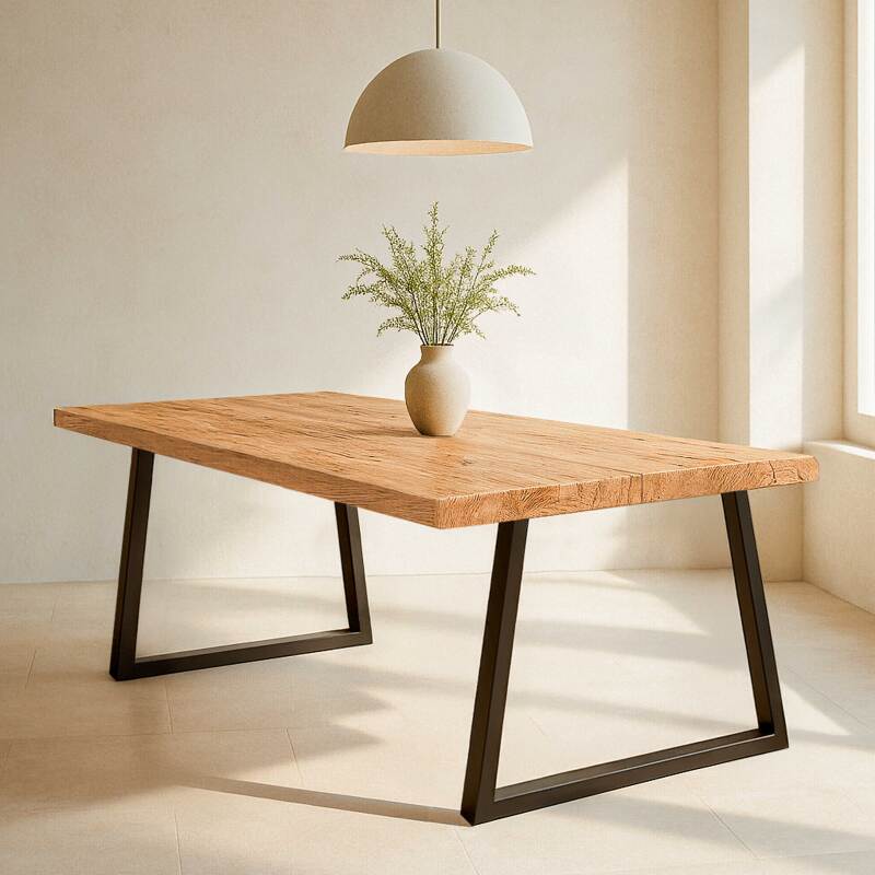 Table à manger rectangulaire en chêne FSC® avec bord réguliers et pieds en forme de trapèze