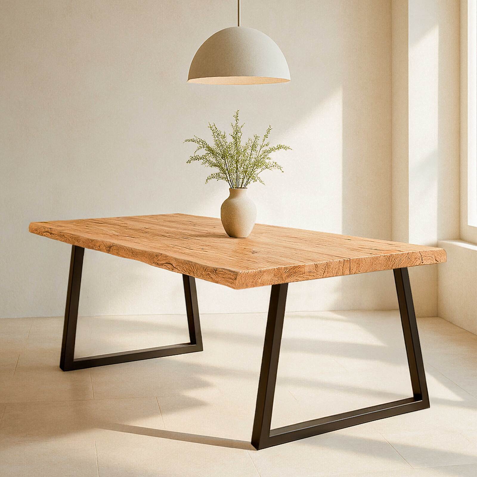Table à manger rectangulaire en chêne FSC® avec bords irréguliers et pieds en forme de trapèze