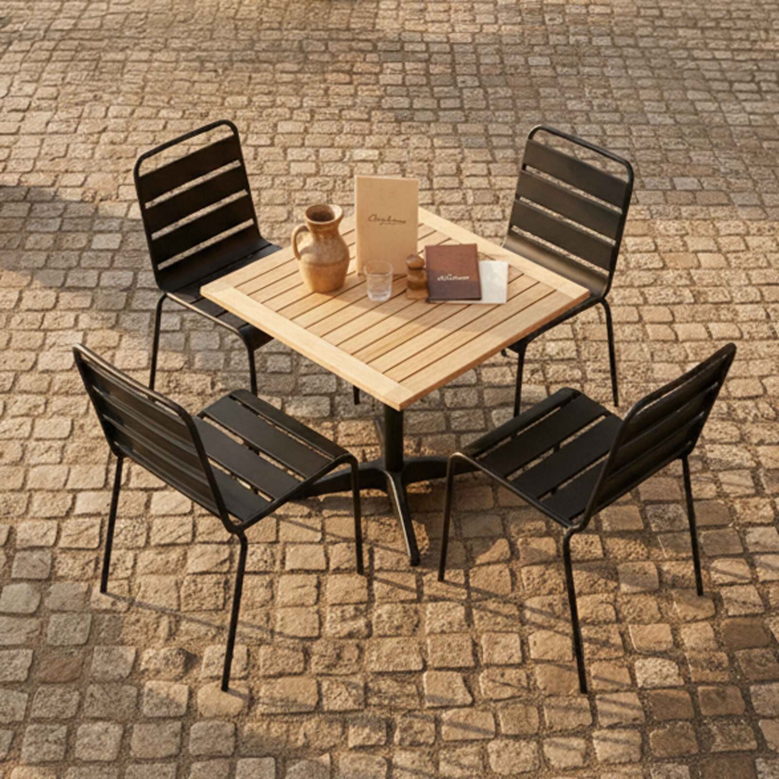 Table de jardin bistrot carrée en bois 70x70 cm et 4 chaises en métal
