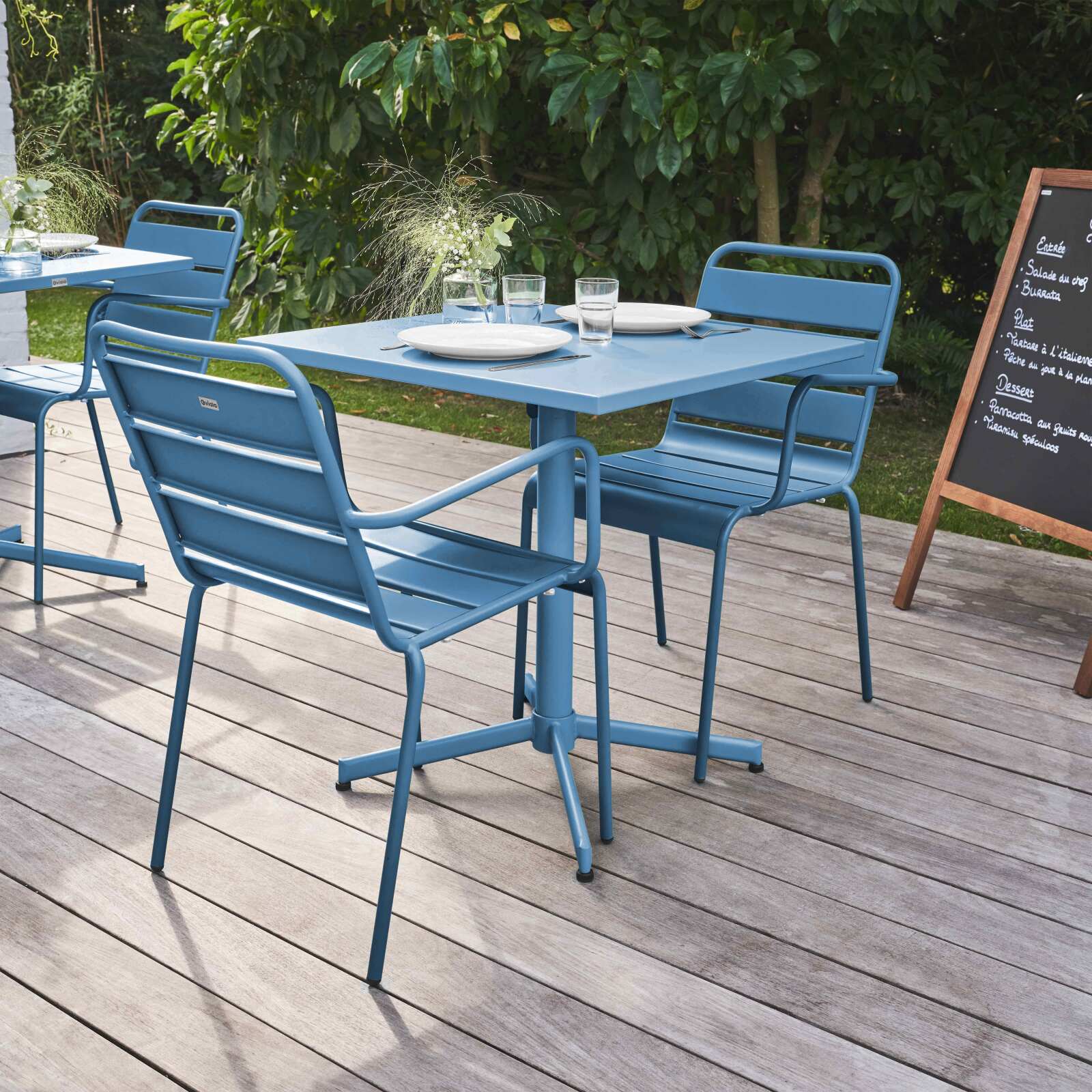 Table de jardin bistrot carrée inclinable en métal 70x70 cm et 2 chaises avec accoudoirs