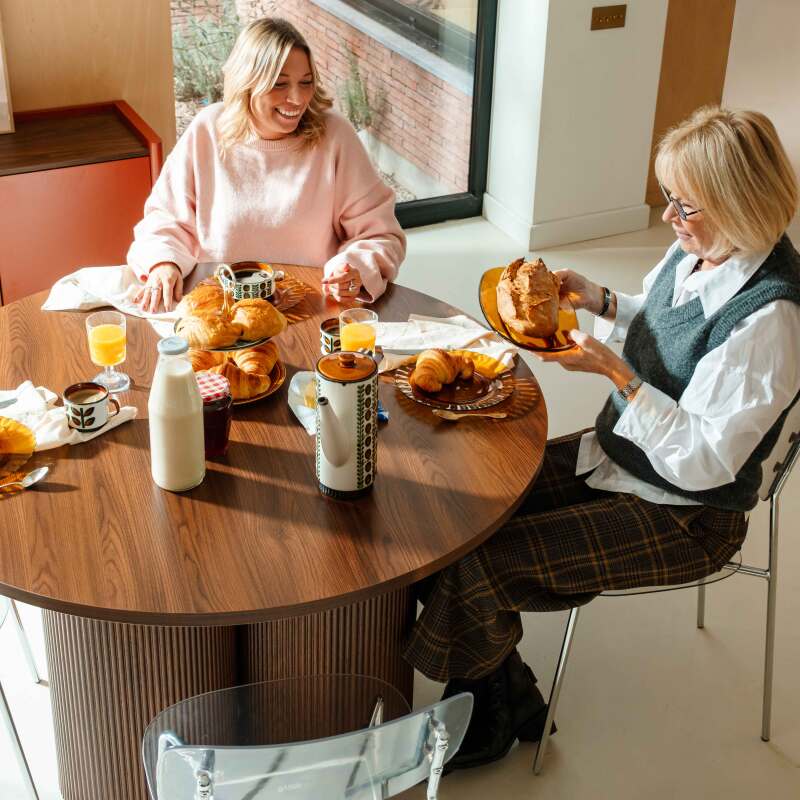 Table à manger ronde effet bois 4 personnes (2/7)