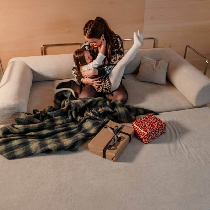 Canapé convertible 2 places en tissu avec coussins (2/8)