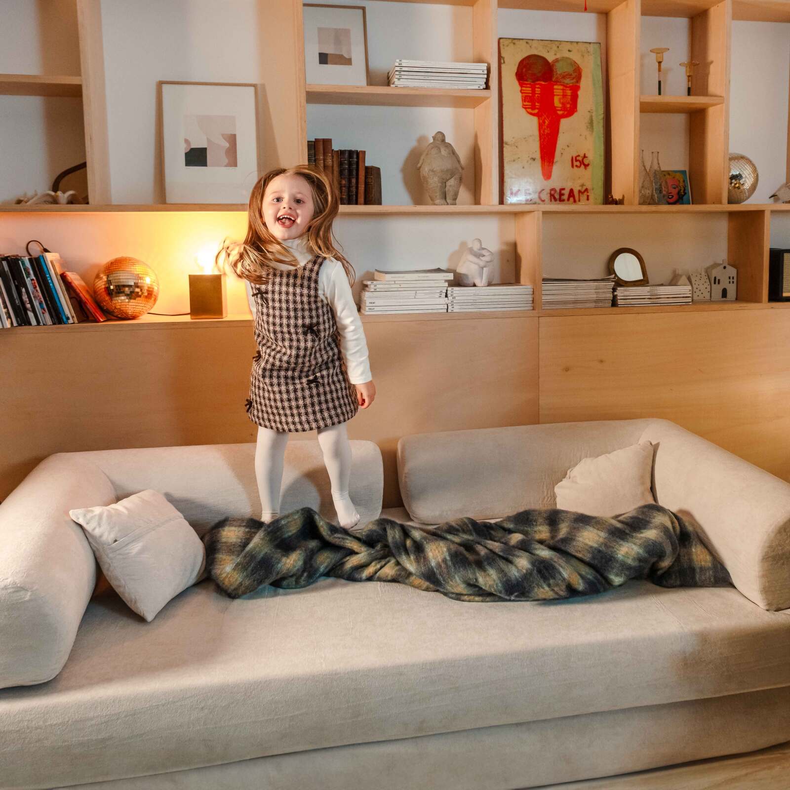 Canapé convertible 2 places en tissu avec coussins