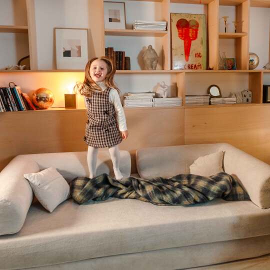 Canapé convertible 2 places en tissu avec coussins | Oviala