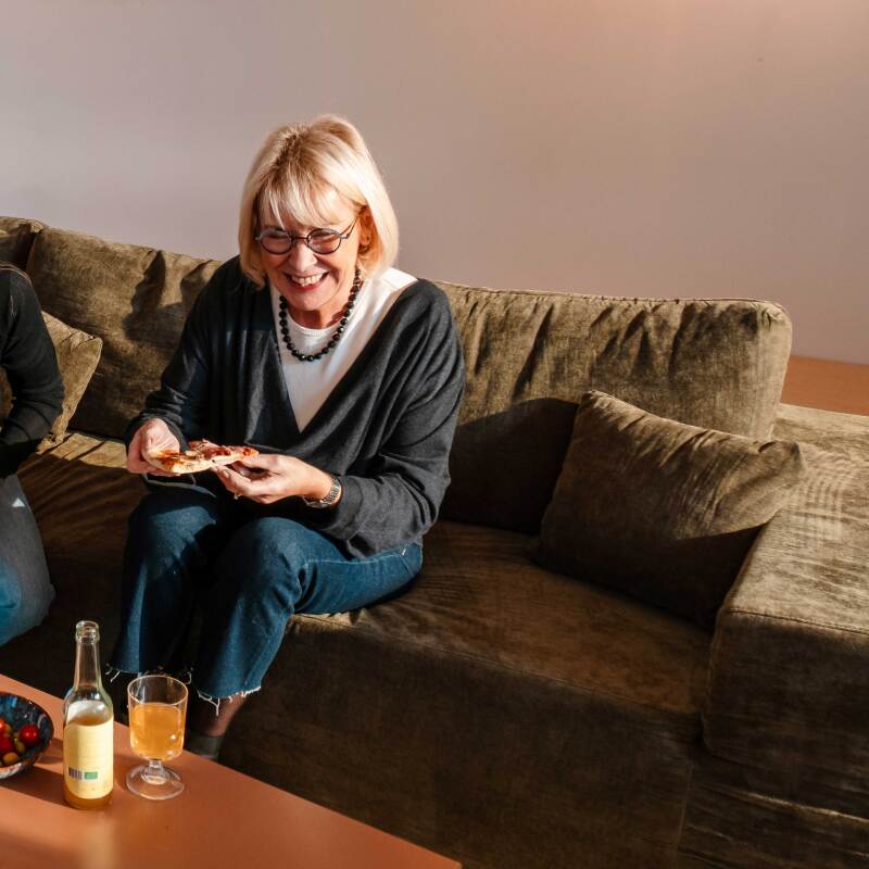 Canapé modulable 3 places en tissu avec coussins (2/8)