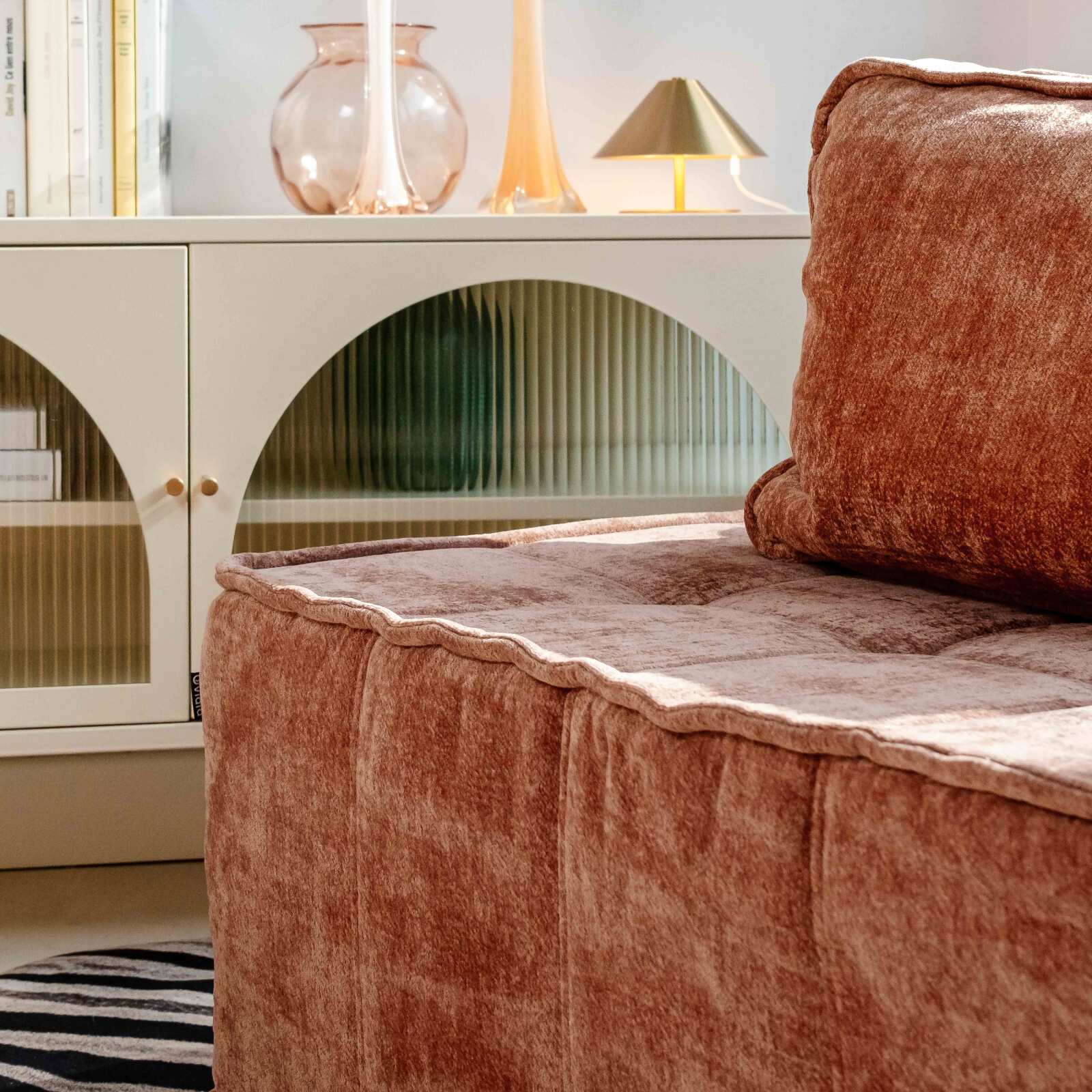 Canapé modulable 3 places en tissu avec coussins 