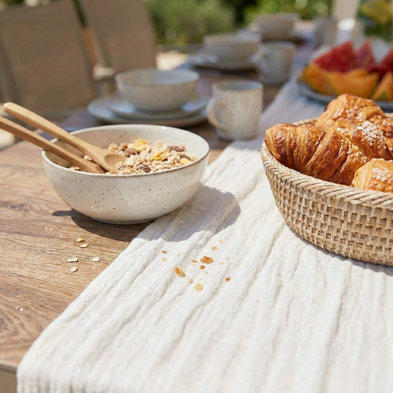 Table de jardin en aluminium et céramique effet bois 201x100 cm et 10 chaises empilables en textilène