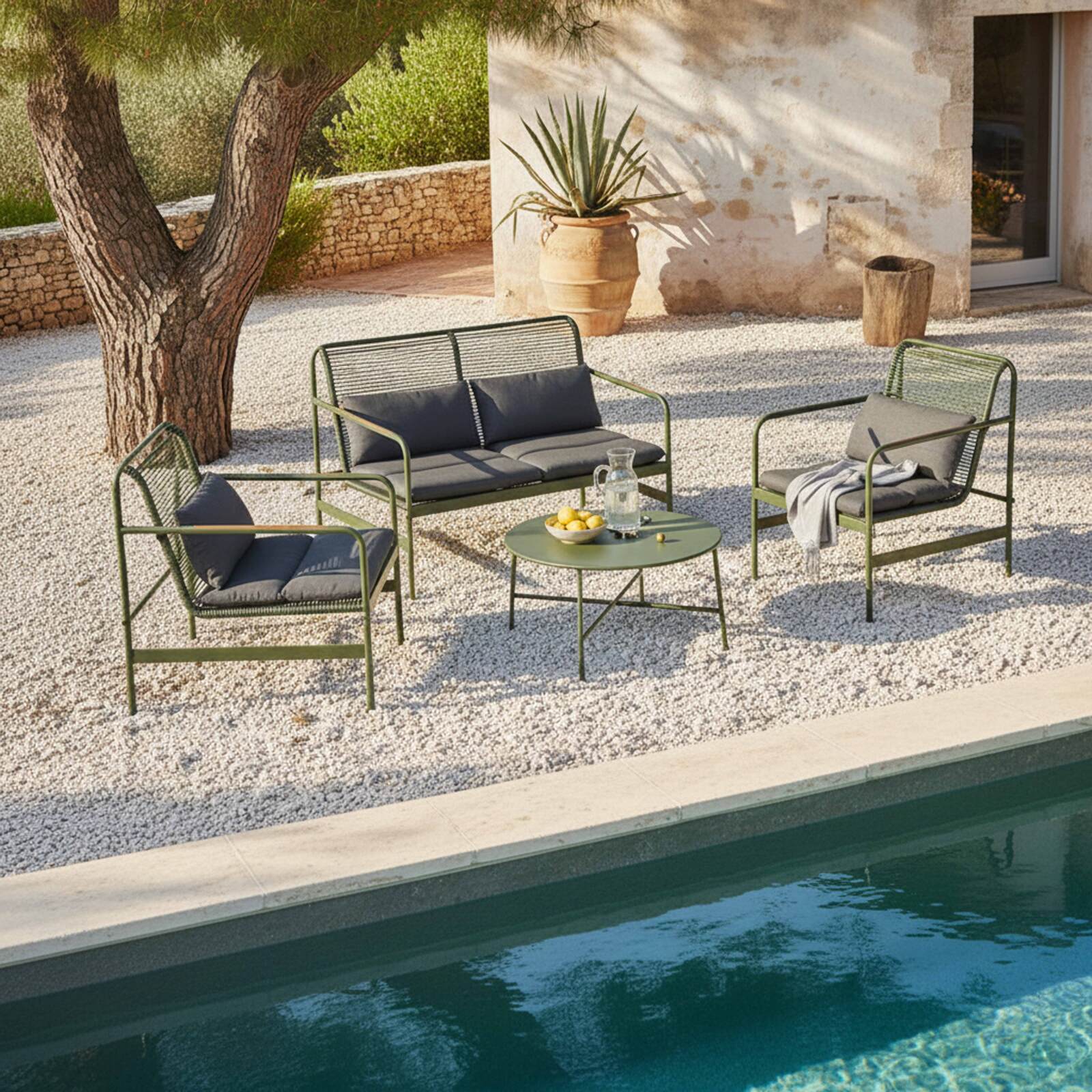 Salon de jardin en métal 4 places avec 1 canapé, 2 fauteuils et table basse