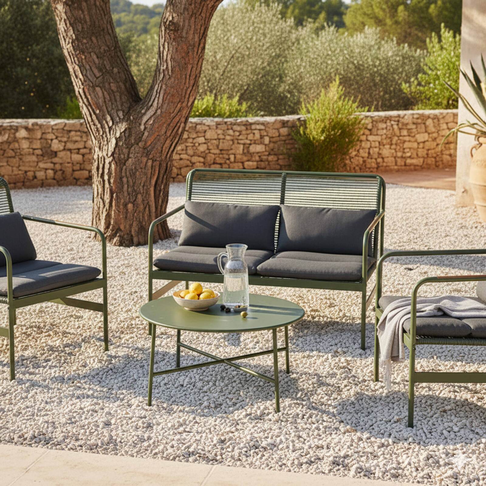 Salon de jardin en métal 4 places avec 1 canapé, 2 fauteuils et table basse