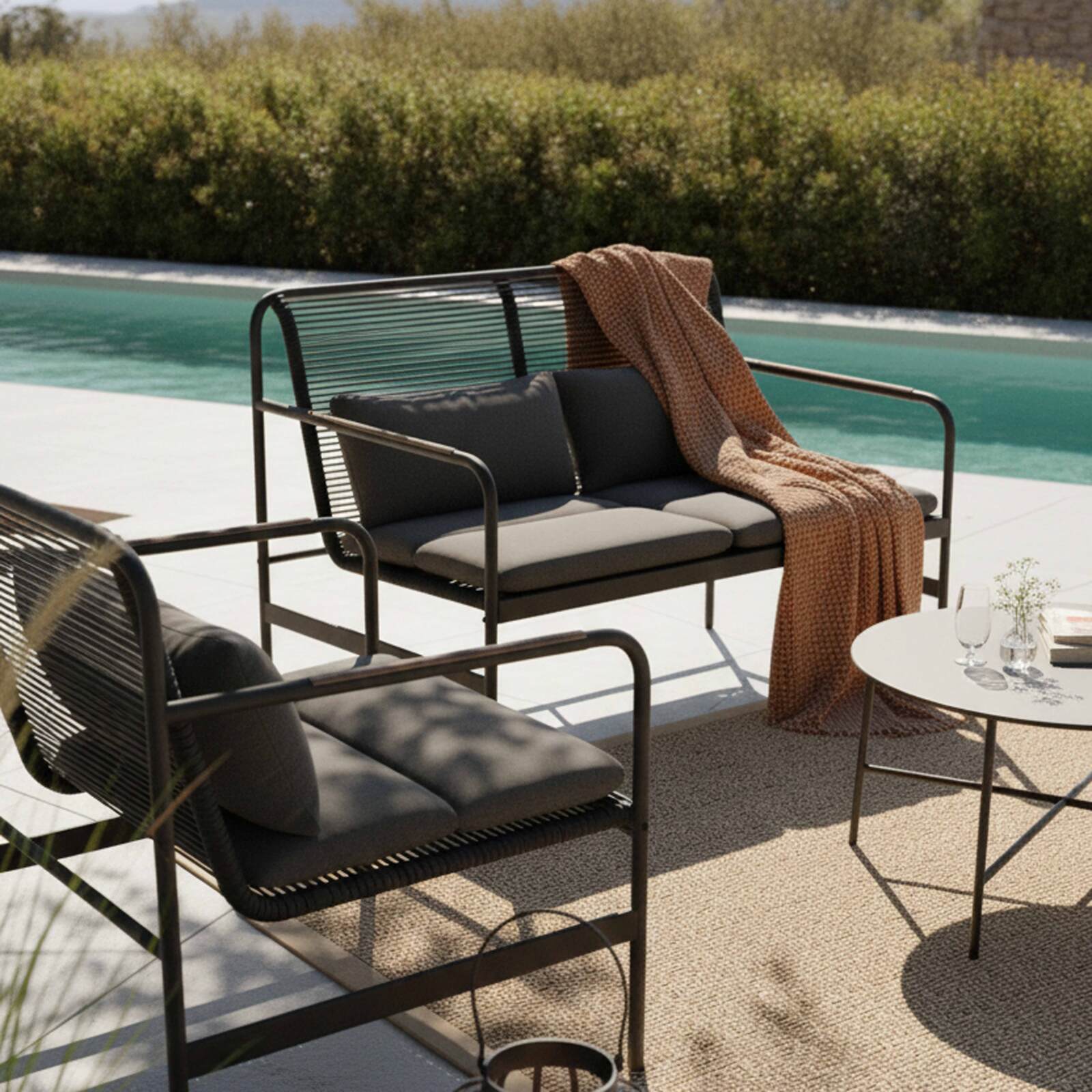 Salon de jardin en métal 4 places avec 1 canapé, 2 fauteuils et table basse