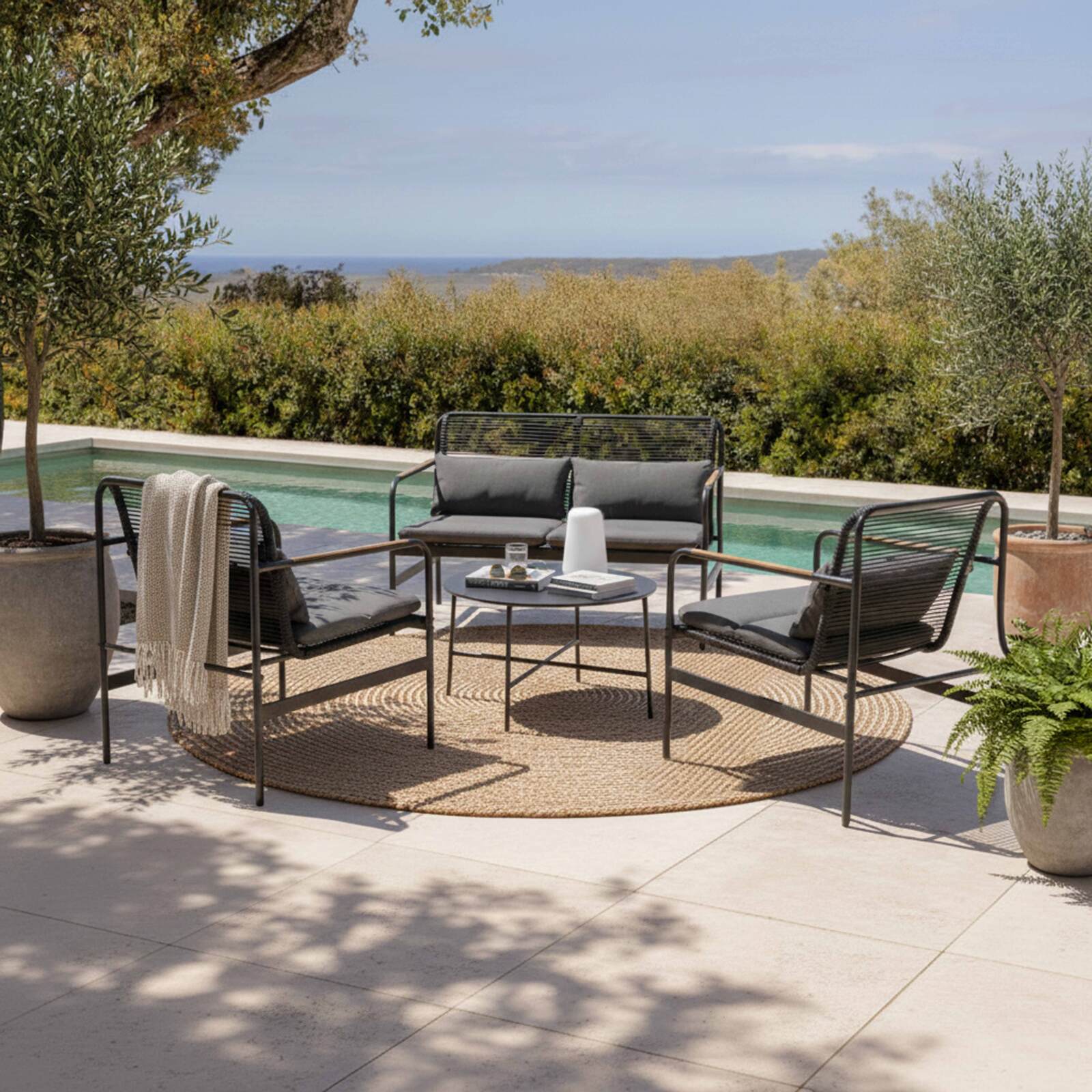 Salon de jardin en métal 4 places avec 1 canapé, 2 fauteuils et table basse