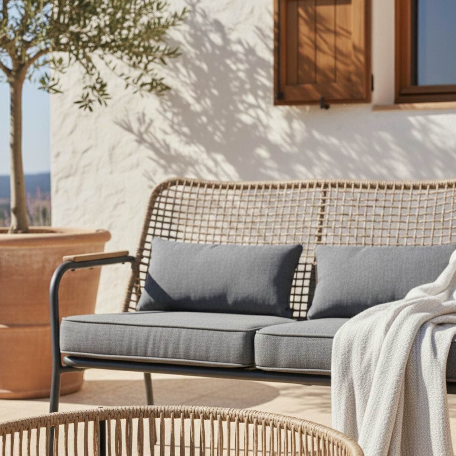 Salon de jardin 4 places en rotin synthétique, avec un canapé, 2 fauteuils et table basse