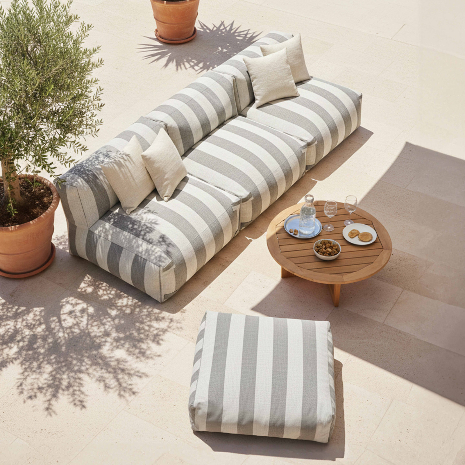 Salon de jardin modulable rayé 4 places avec 3 chauffeuses et 1 pouf