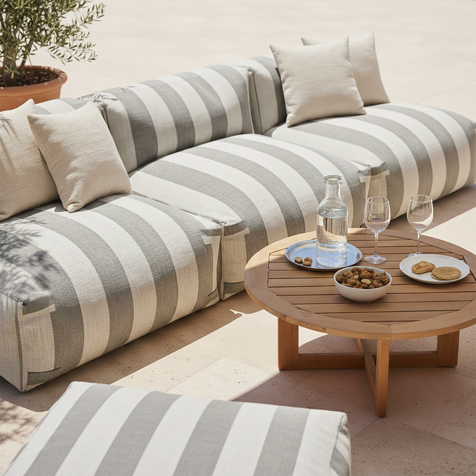 Salon de jardin modulable rayé 4 places avec 3 chauffeuses et 1 pouf