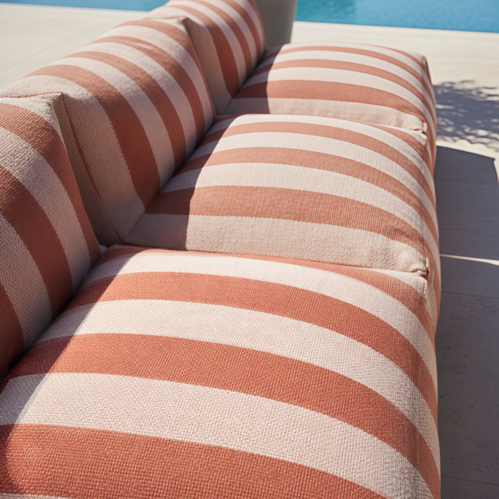 Salon de jardin modulable rayé 4 places avec 3 chauffeuses et 1 pouf