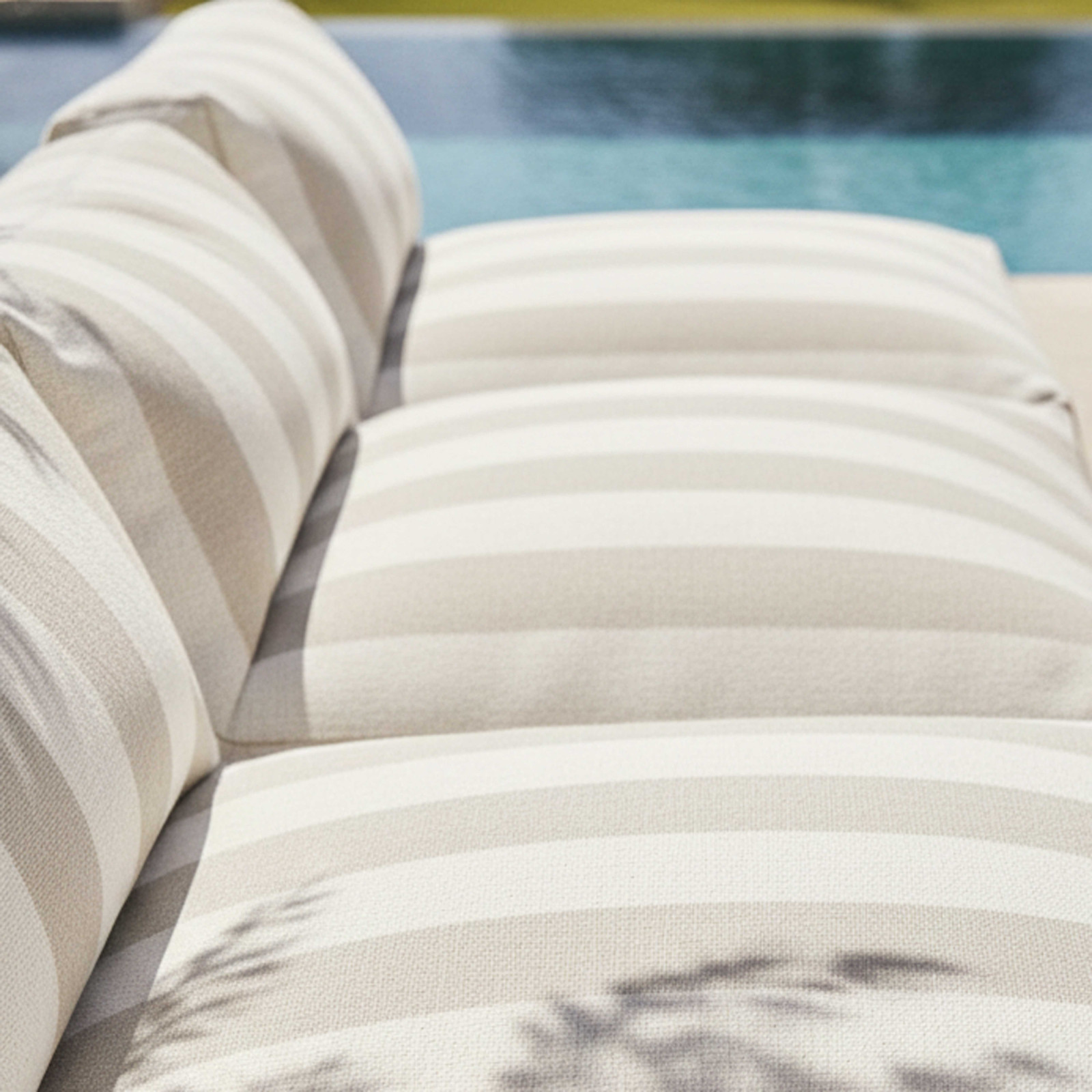 Salon de jardin modulable rayé 4 places avec 3 chauffeuses et 1 pouf